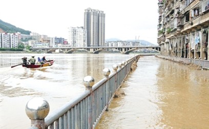 顺昌县城关江滨路一处路段浸泡在洪水中