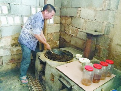 草药师黄砍制作药丸。
