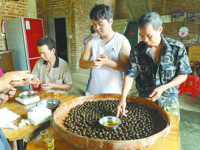 村民帮忙包装制好的药丸。