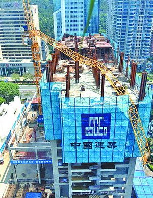 塔吊砸落在高楼楼顶，已变形扭曲