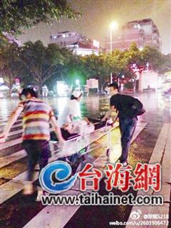 27岁小伙打伞推车送受伤老人就医