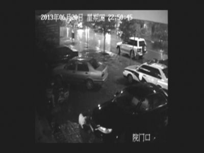 监控显示曹军（画圈处）坠楼后躺倒在地。