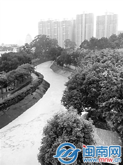 昨日下午莆田暴雨，穿越莆田城关的东圳渠道，山洪汇 