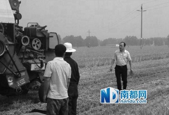 安徽太和县农机技术指导组对农机手进行培训