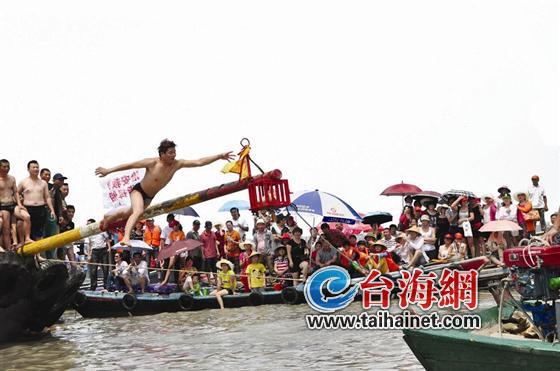 漳州：龙舟竞渡庆佳节