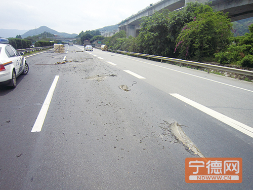 大货车上掉下两大钢卷 高速路面砸出十余坑2