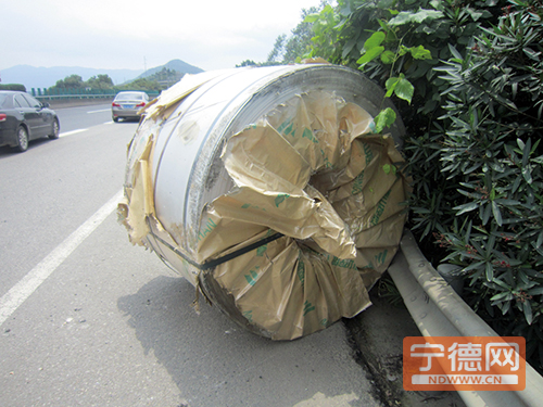 大货车上掉下两大钢卷 高速路面砸出十余坑1
