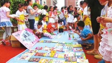 5月30日，国专中心小学开展“红领巾跳蚤市场”活动 