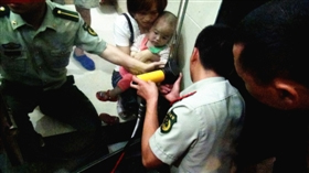 孩子在玩耍过程中手被门缝夹住