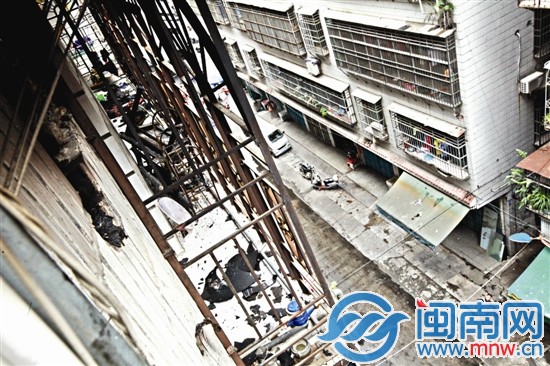 套房的厨房玻璃被烧炸