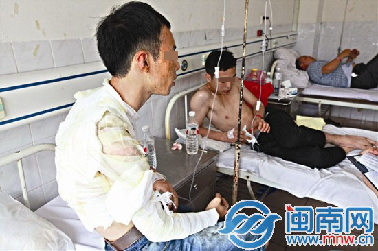 受伤的两名男子，目前仍在医院治疗