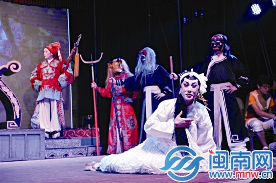 学生们20年后聚首，表演一出打城戏，送老师最后一程