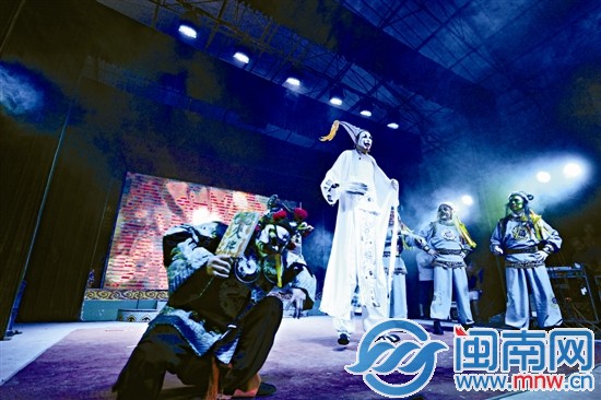 踩高跷的是张春菊