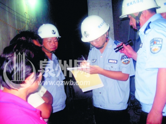 行政执法人员对违规产生噪声的工地下发整改通知书