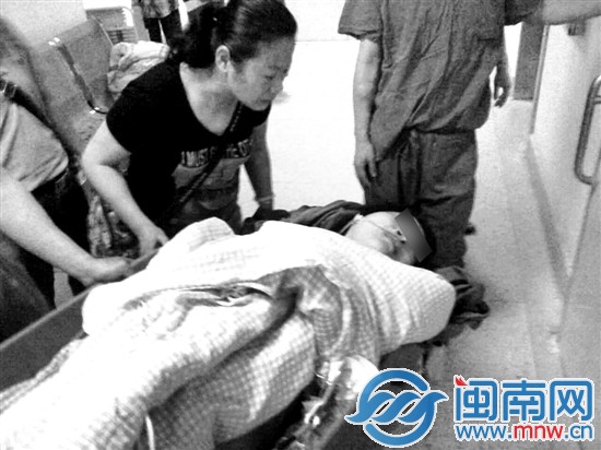 郑老师被刺伤后，被急送至市二医院治疗