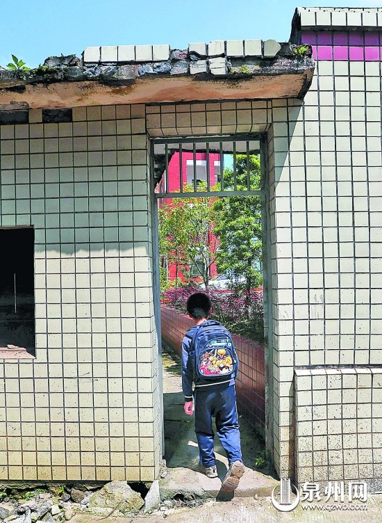 一个学生的学校，平日里都从小门进出