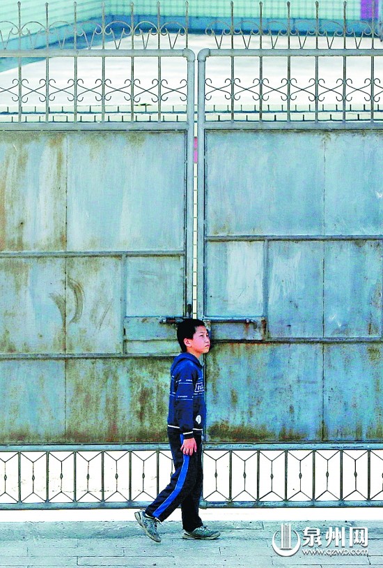 平日里学校大门紧闭，下学期能否再进校园仍未可知