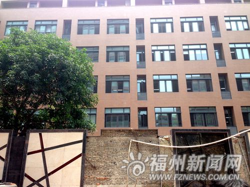 实验小学与施工工地相隔仅数米