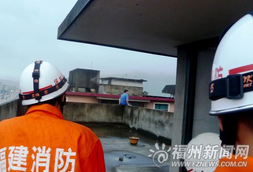 闽侯男子坐在五层楼上喊着要跳楼消防人员正在劝说