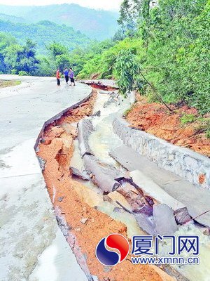 道路排洪沟被冲毁