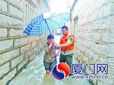 边防官兵转移受灾群众