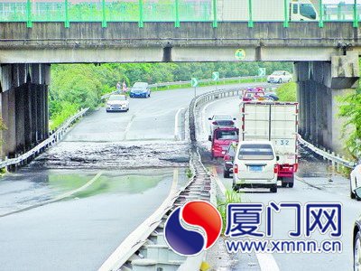 高速路上出现积水