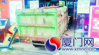肇事车一路横冲直撞,冲进店后才停下,还好没撞到人