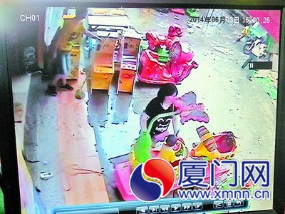 肇事车失控,司机拉都拉不住