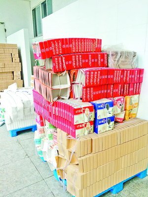 上好仁真厂内，馅饼包装盒成堆摆放着。