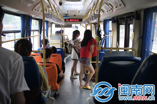 如此清凉装扮，在公交上还真得要防走光