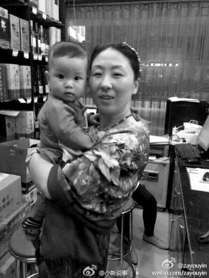 孩子被抱走时前额留有一撮头发