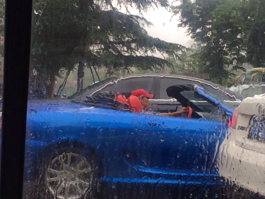 土豪雨中开敞篷车播乡村摇滚