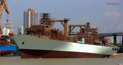 中国海军903综合补给舰下水