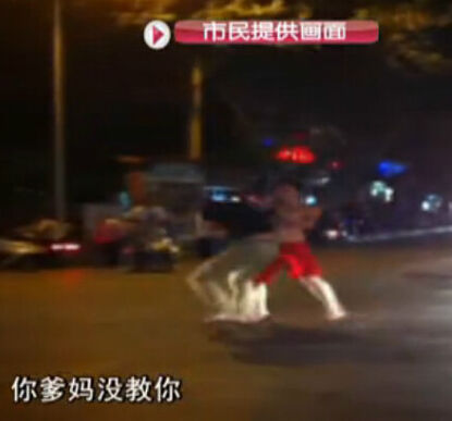 奔驰车主怒殴捷豹男称穷人也是人