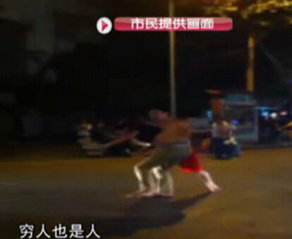奔驰车主怒殴捷豹男称穷人也是人