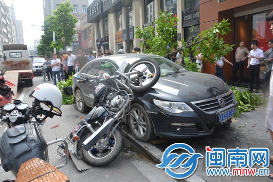 小车左前方受损严重，一部摩托车“骑”到车上