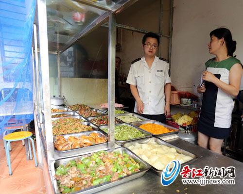 卫生监督部门工作人员对校园周边小餐馆进行检查。