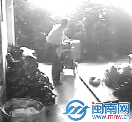 有员工试图灭火，但没有成功（监控图）