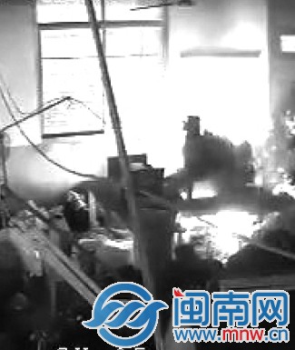 火灾从车间一角引起（监控图）