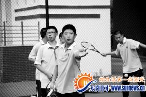 开设网球课有助于引领中学生紧跟潮流，接轨国际。厦 