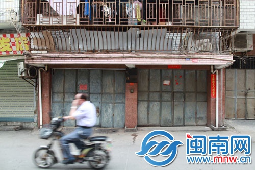 当时不少食客在前门拍门，仍叫不醒老板娘