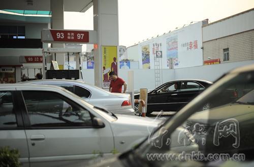 福州市区一个加油站在排队加油的车辆