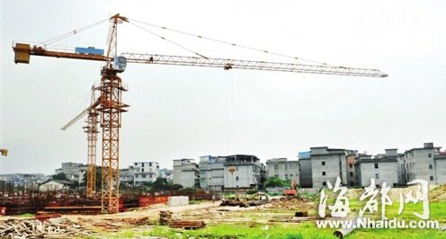 长长的吊臂伸进了居民区
