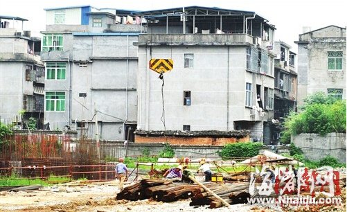 六七米长的大捆钢筋摆满地