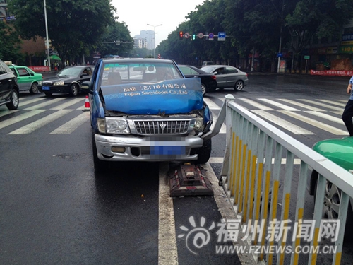 避让豪车皮卡撞上路中间护栏