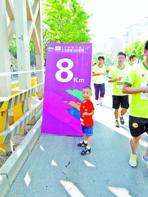 小亚彬在兰州马拉松赛现场。
