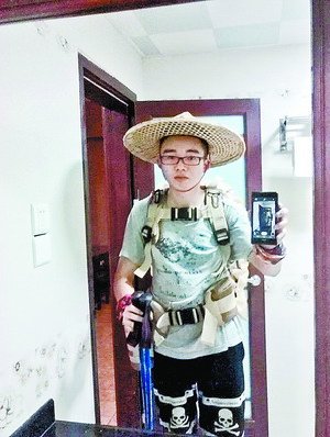 杨志伟的着装让人误以为他在拍电影。