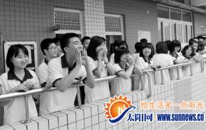 “喊楼”助威高考