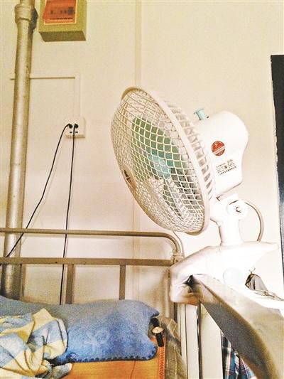 北师大男生宿舍昨天下午室温为32℃，不少学生购买电扇防暑