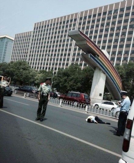 北京建国门桥西一无牌奥迪撞飞交警